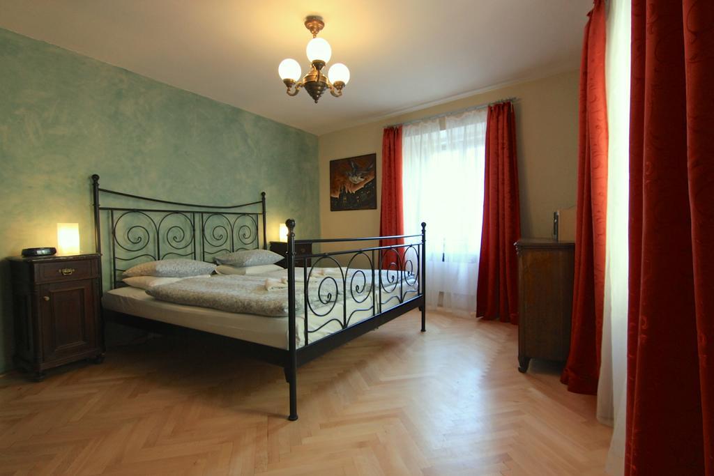 Vlasska House At The 3 Swallows Hotel Praga Quarto foto