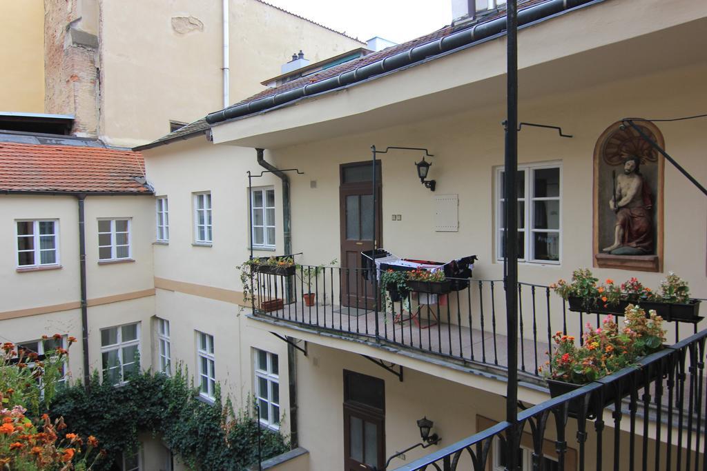 Vlasska House At The 3 Swallows Hotel Praga Exterior foto